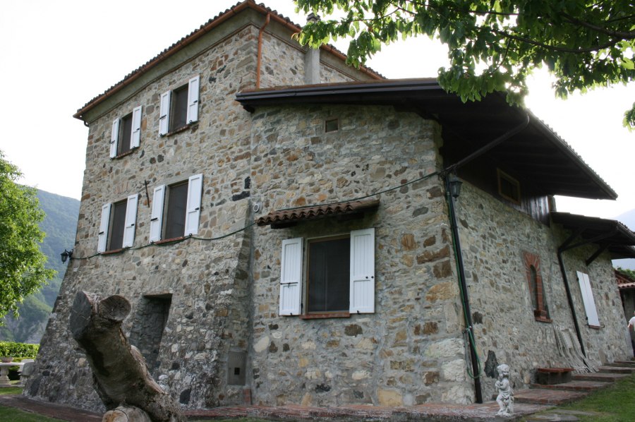 Vista dell'edificio dal giardino